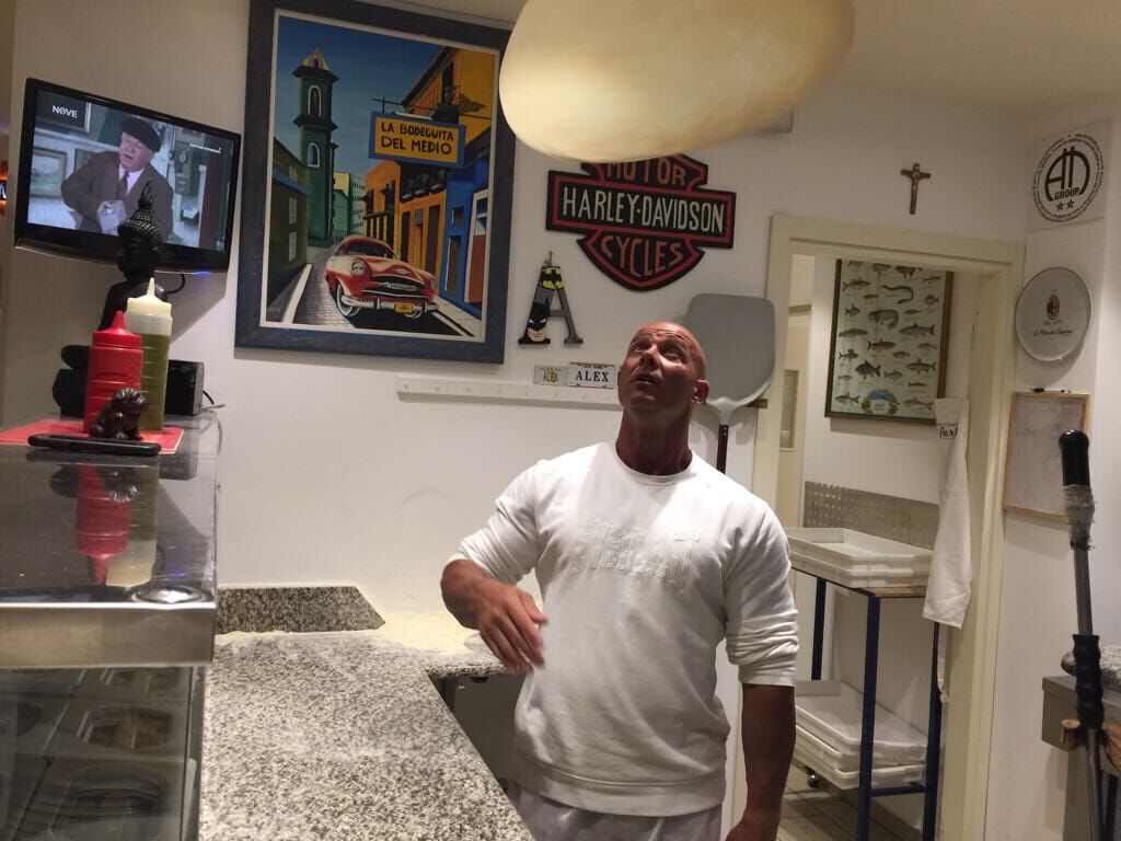 Lo chef mentre stende la pizza