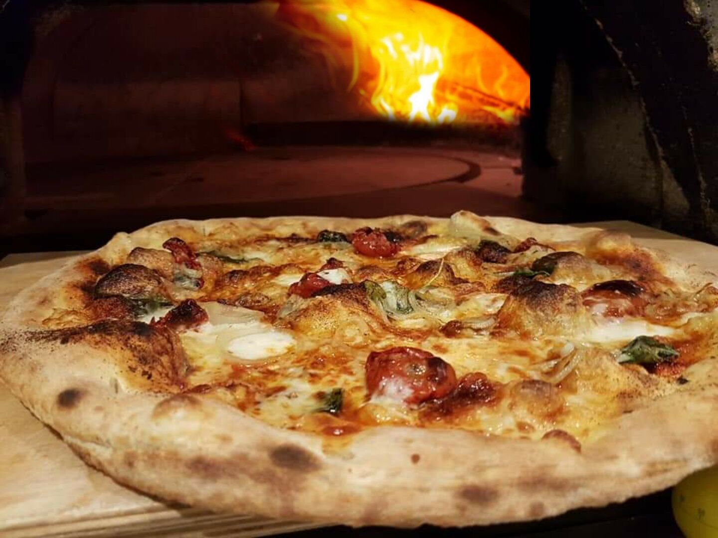 Pizza appena sfornata dal forno a legna