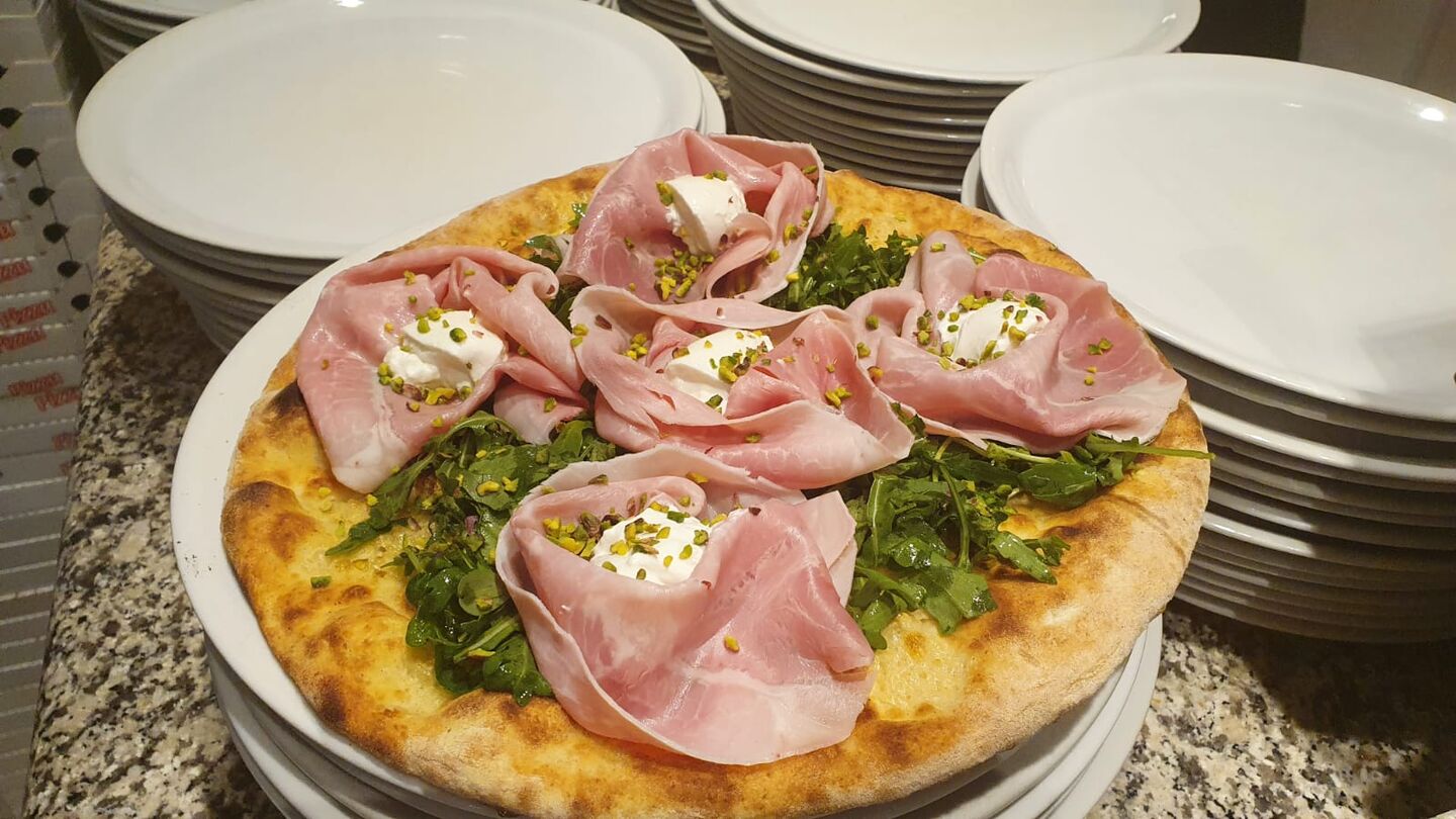 Pizza con prosciutto, burrata e rucola