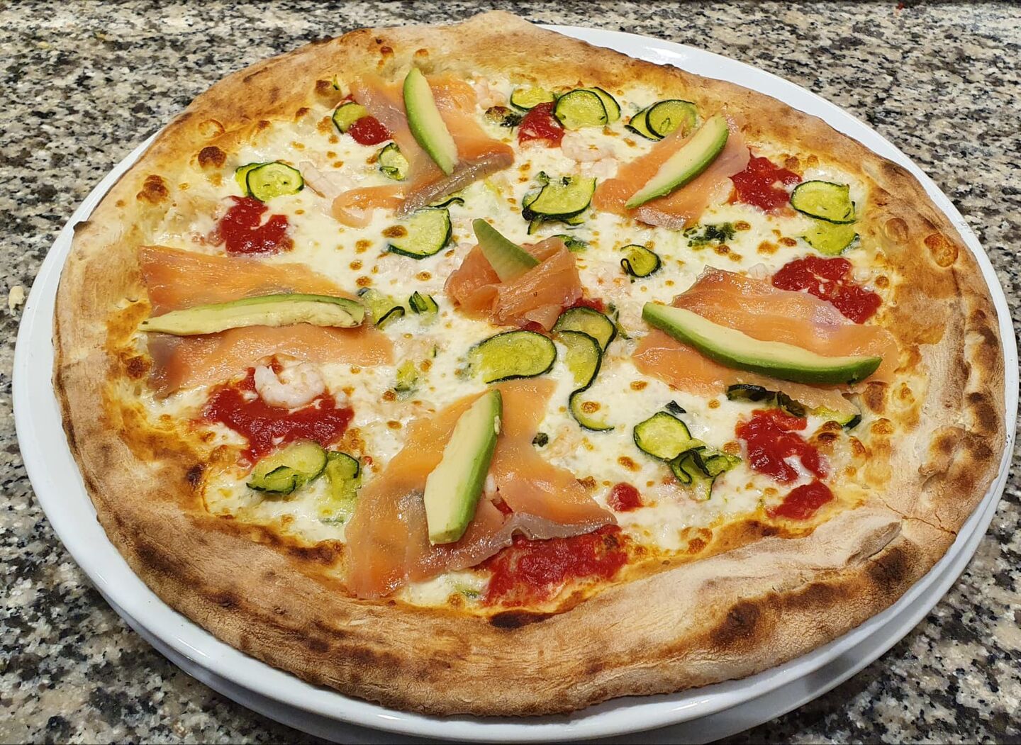 Pizza con salmone e avocado