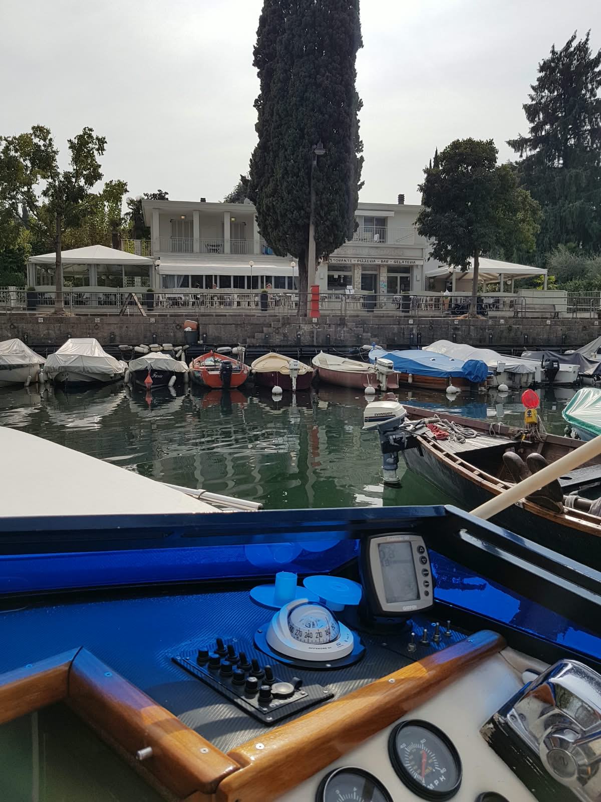 Von einem vertäuten Boot aus: der Hafen und das Restaurant an der Uferpromenade.