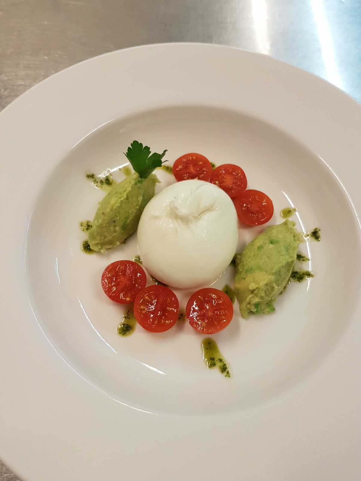 Burrata mit Kirschtomaten.