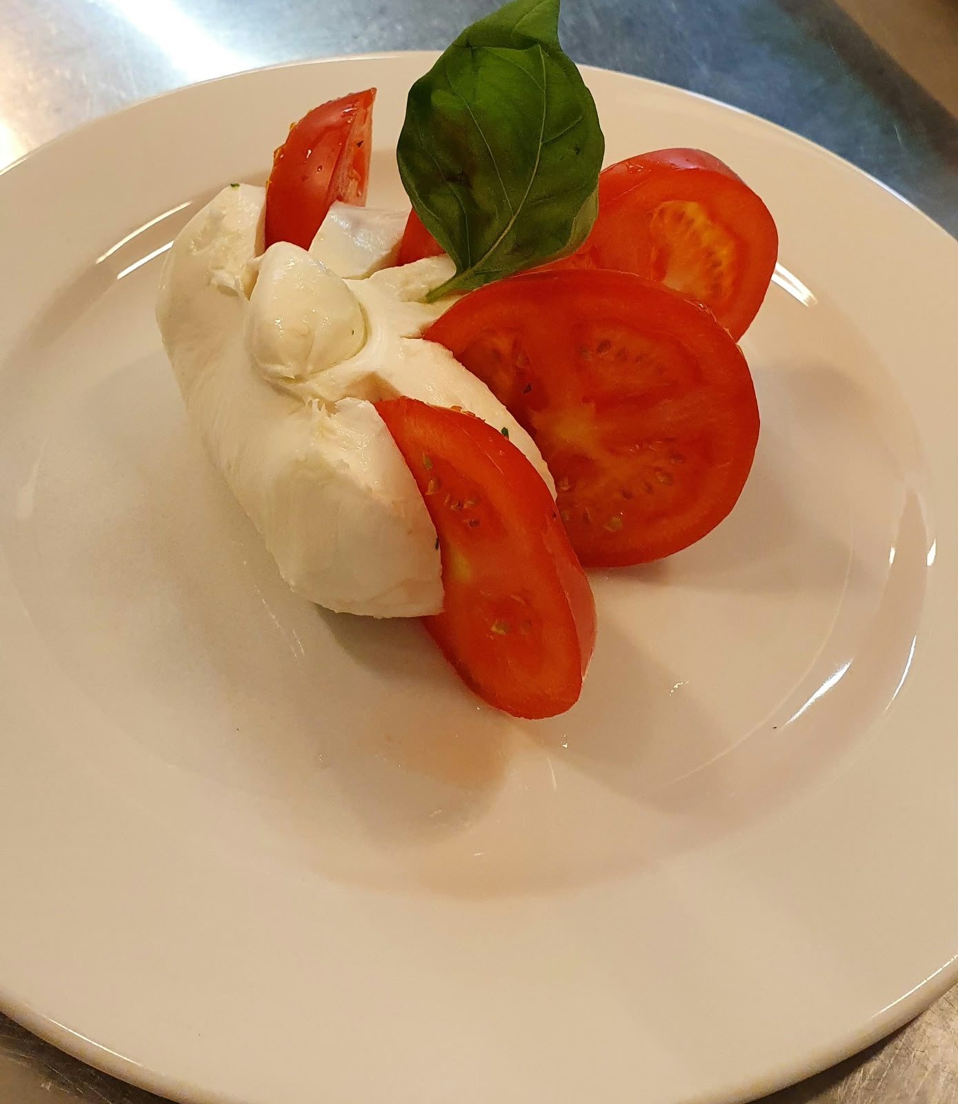 Caprese: Mozzarella, Tomate und Basilikum.