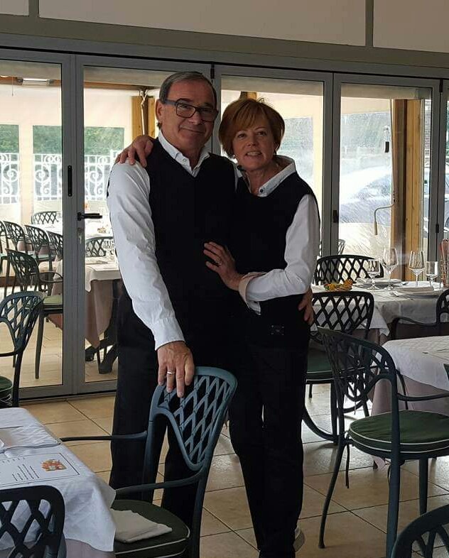 Ein Paar im Speisesaal, vor den Fenstern zum See.